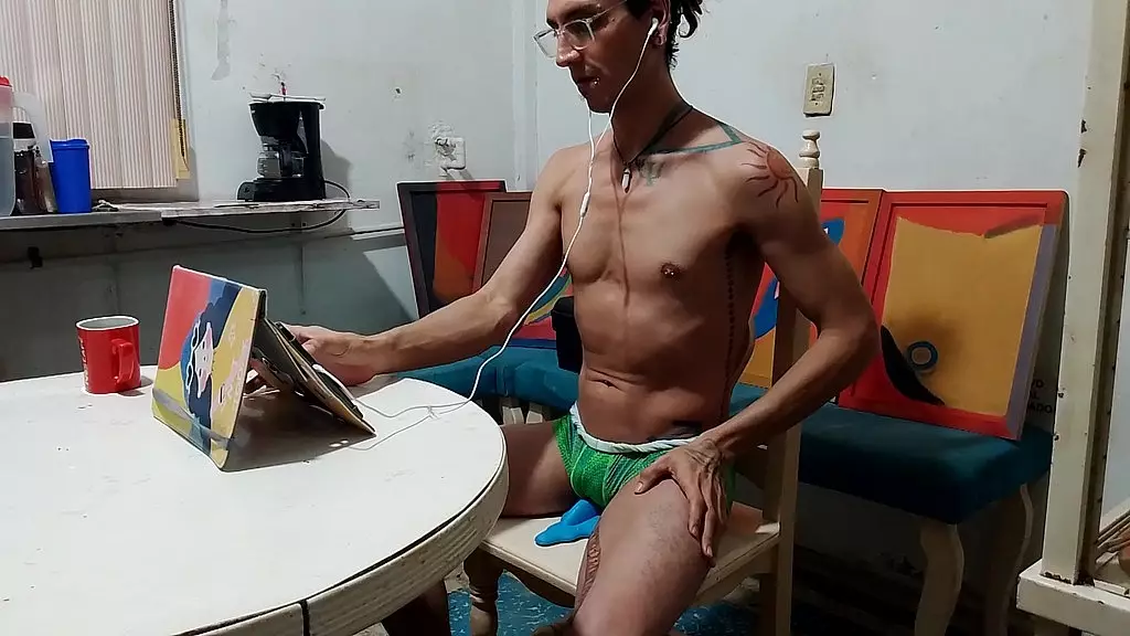 возбужденная цыпленок дрочит с сексуальными игрушками в ее внутренней одежде: раба erre pro