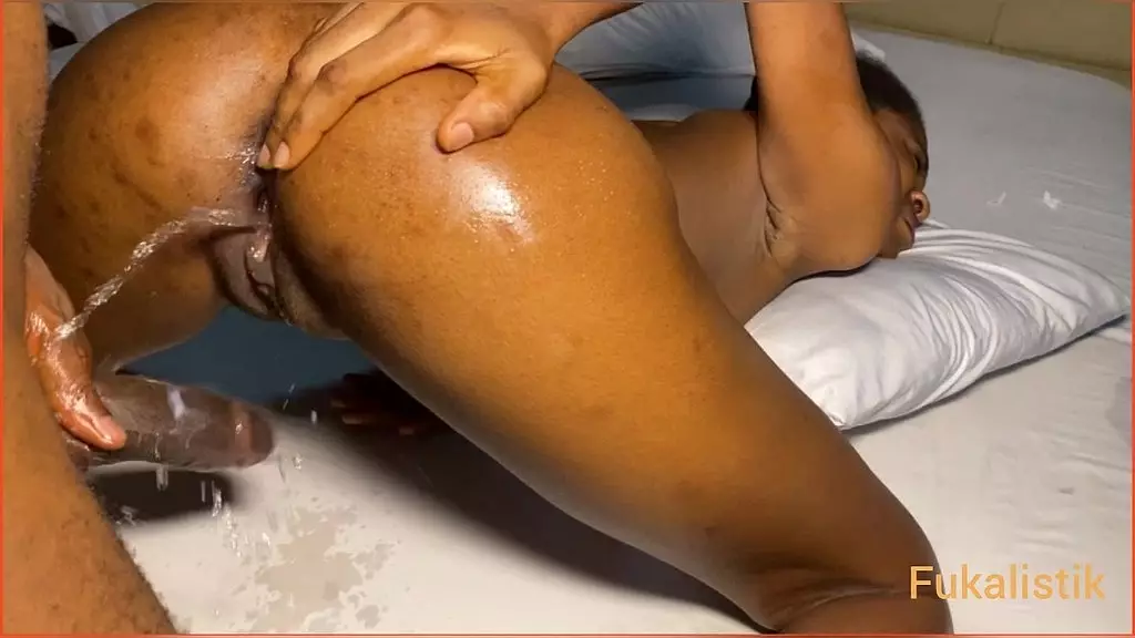 худенькая крошка так сильно сквиртила, пока трахалась с соседом с BBC во время первого визита