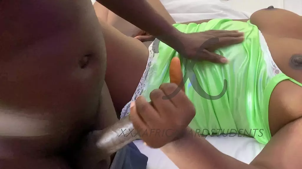 возбужденная студентка получила большой член, кончивший дважды в презерватив во время секса