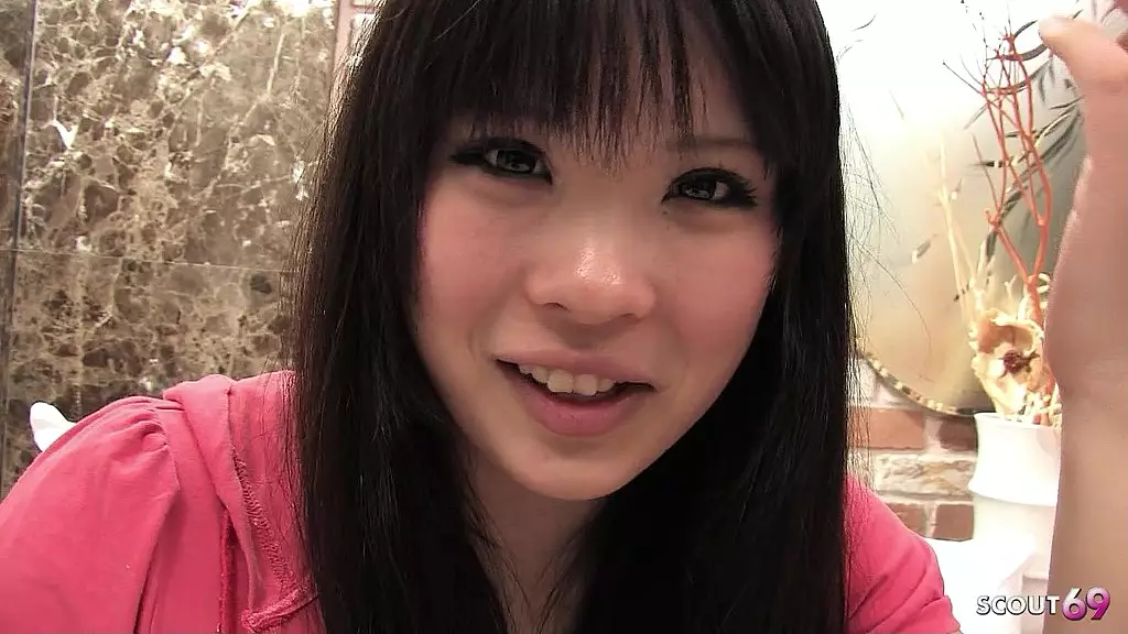 Фигуристая японская тинка с большими натуральными сиськами разговаривает, чтобы сосать и дрочить сиськи на кастинге без цензуры