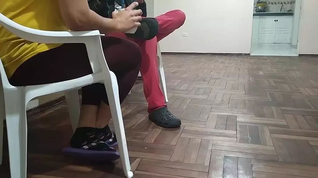 le fui infiel a mi esposa cuando su mejor amiga viene ala casa y se queda en la casa misma cama es una fantasia que todos los hombre queremos cumplir que buena cojida le di