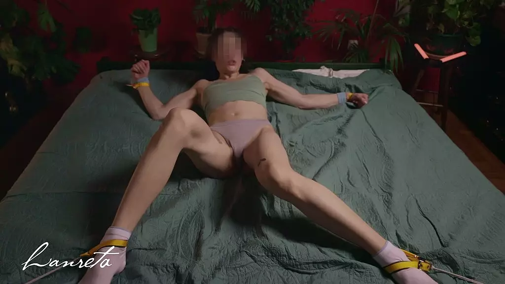 20 минут борьбы, руки и ноги привязаны к кровати