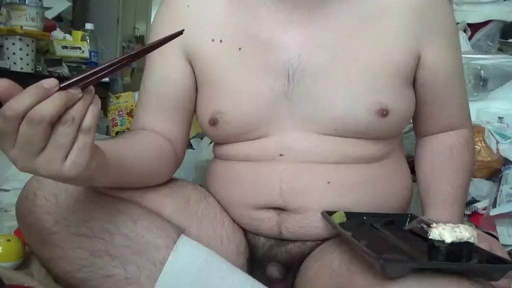 裸で飯を食べる変態人間(1)