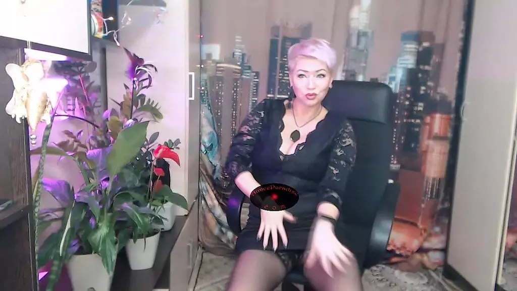 моя зрелая шлюха-жена принимает ванну, подставляет свой ненасытный клитор под струю душа, трахает себя большим прозрачным дилдо и, конечно же, сосет мой член .!