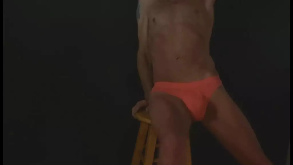часть 2 - внизу в темноте - растягивание паха на табуретке с темным фоном и яркими трусами - с выключенным светом