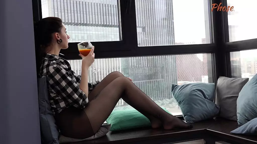 кен трахает миниатюрную брюнетку Еву Нежную в рваных колготках