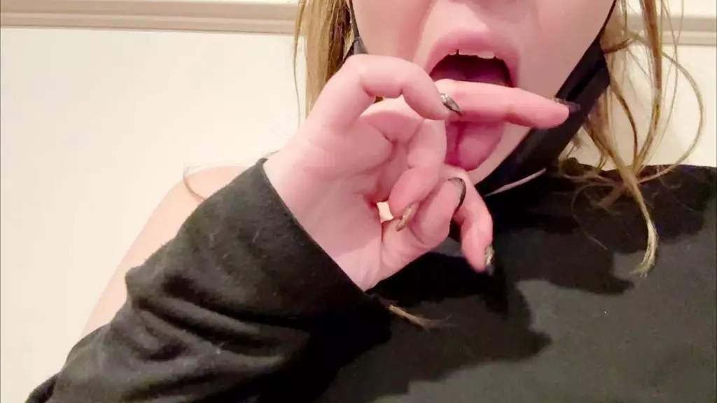 похотливая шлюха Ваэла Виксен трахает себя во время месячных