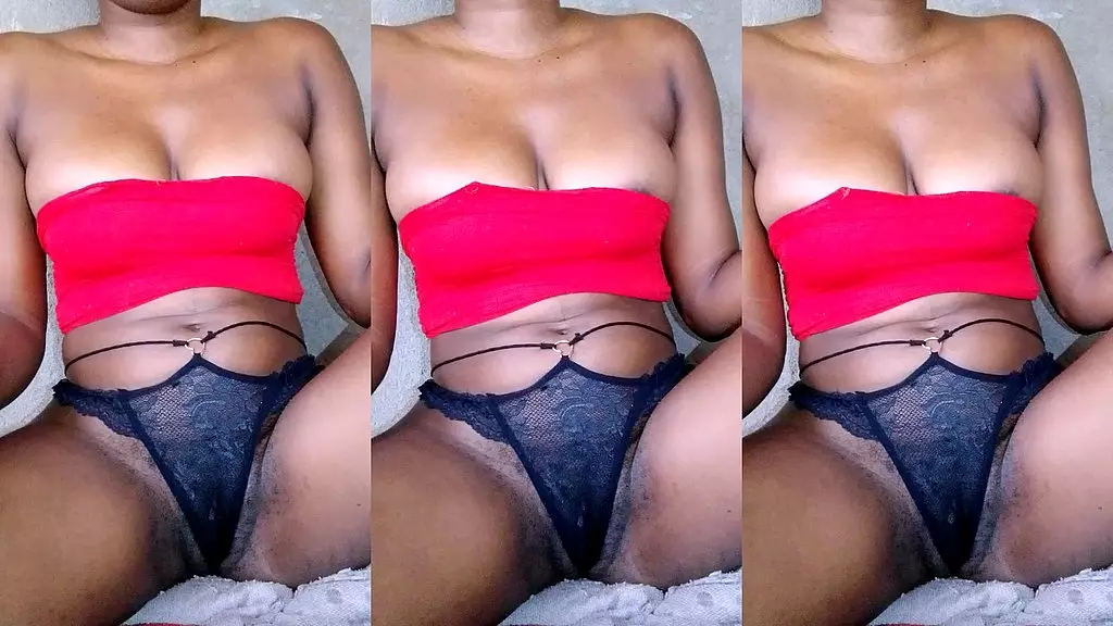 киска трахается в большую задницу