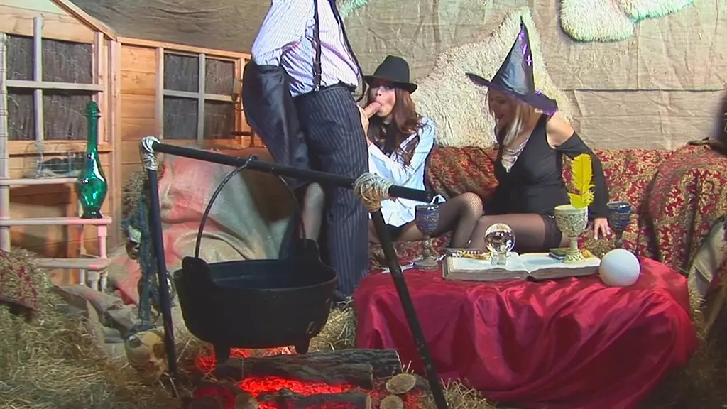 Дейзи Мари и Романа Райдер занимаются сексом с помощью магии