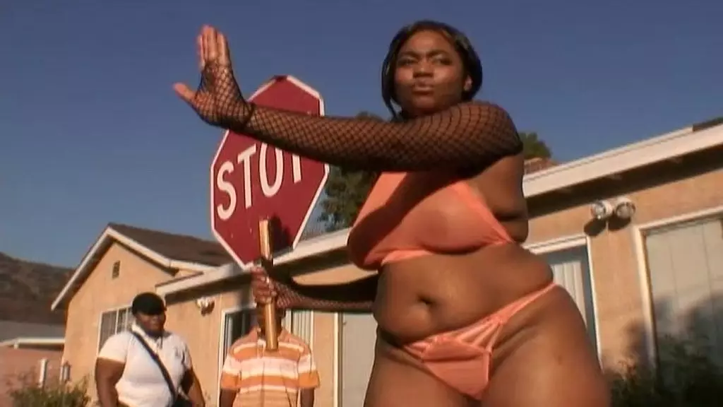 karmella kreme надевает свои черные сетчатые колготки, принимая черный член