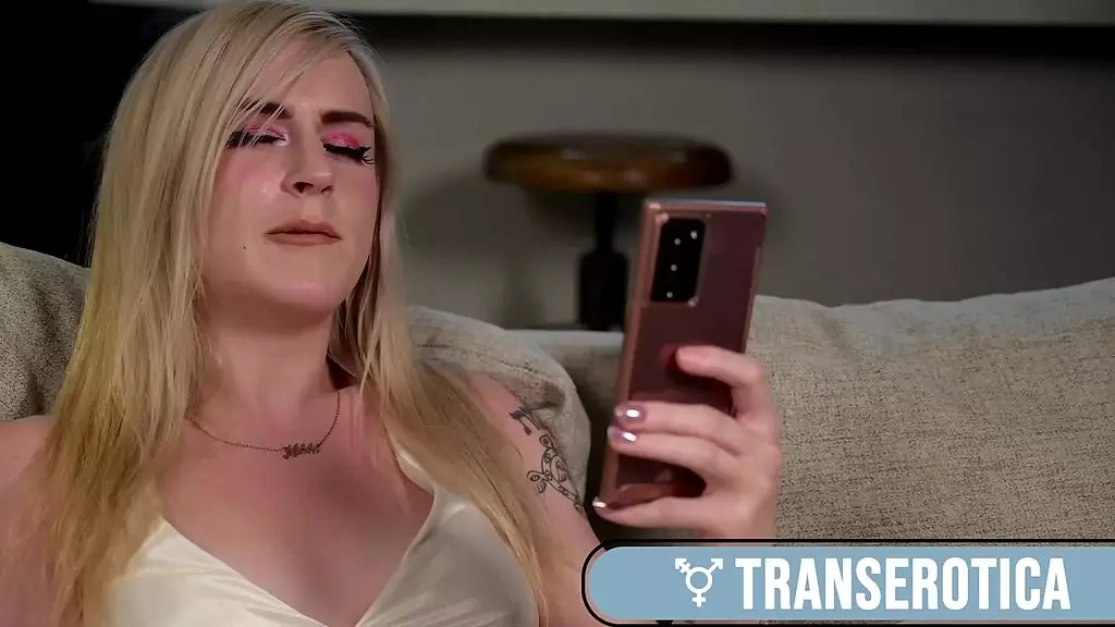 очаровательницы Элисон Эклер и мисс Никола Офан трахаются по-собачьи!