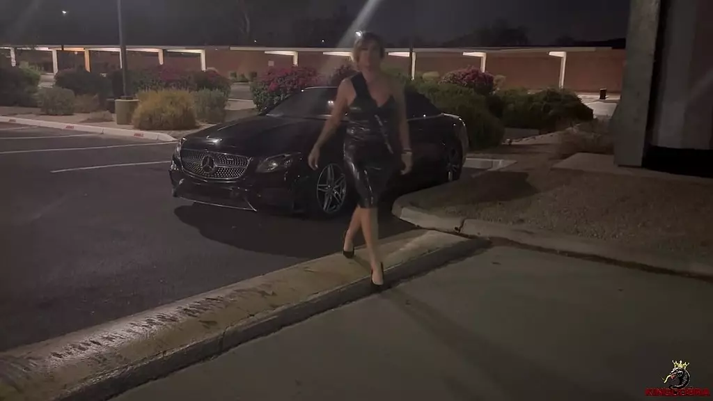 секс на день рождения: qos tiffy получает королевскую кобру на свой день рождения