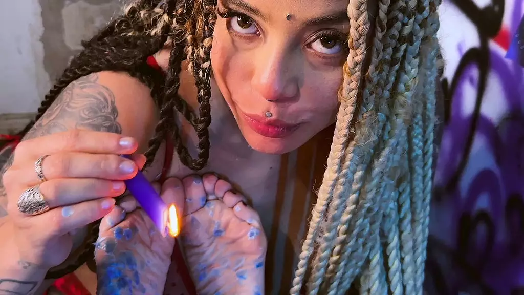 капающий горячий воск свечи на мои подошвы и пальцы ног