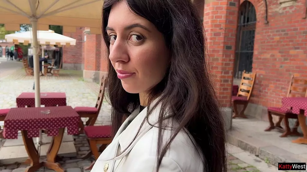 Первое свидание в Tinder закончилось жарким анальным сексом с огромным количеством спермы на публике