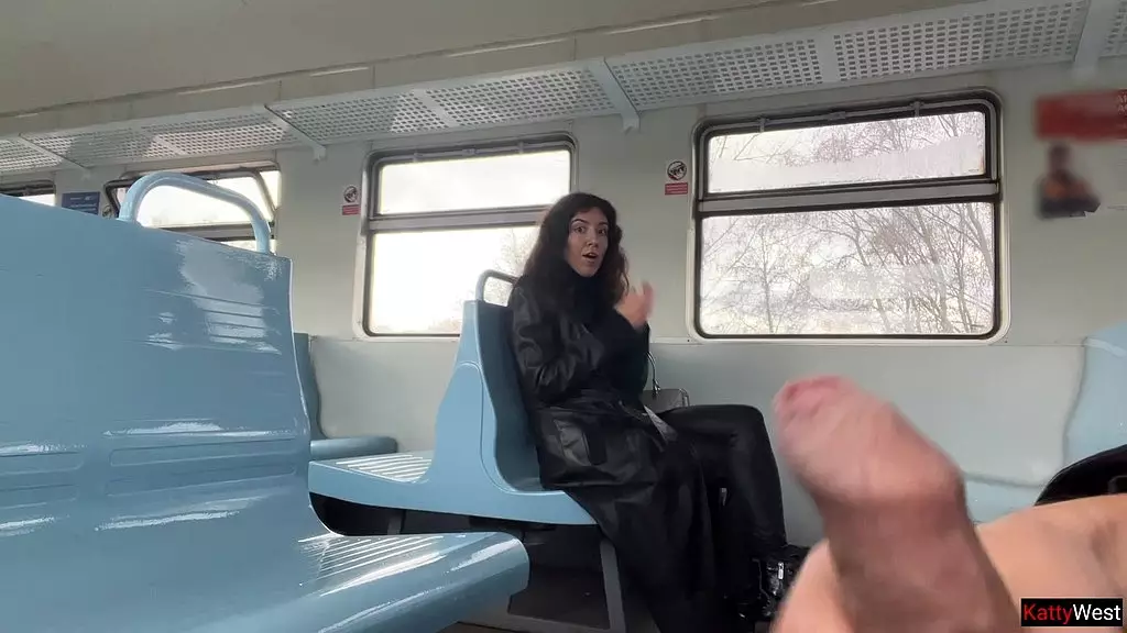 незнакомец помог мне кончить в общественном поезде и ходит по вагонам с спермой на лице - cumwalk