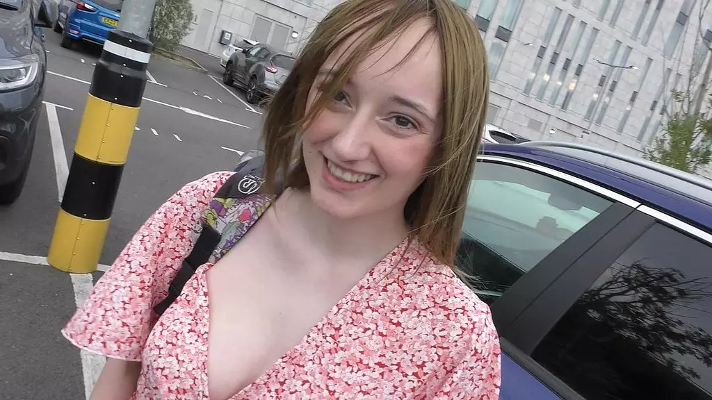 18-летняя туристка-эмейота, ищущая родителей, наслаждалась межрасовыми пикапами