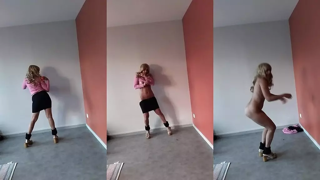 Большая шаловливая с большой попкой в частном выставочном зале