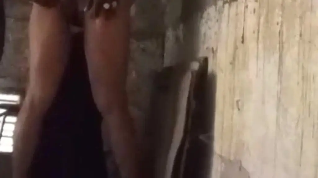 suce et baise avec un inconnu dans le sous sol