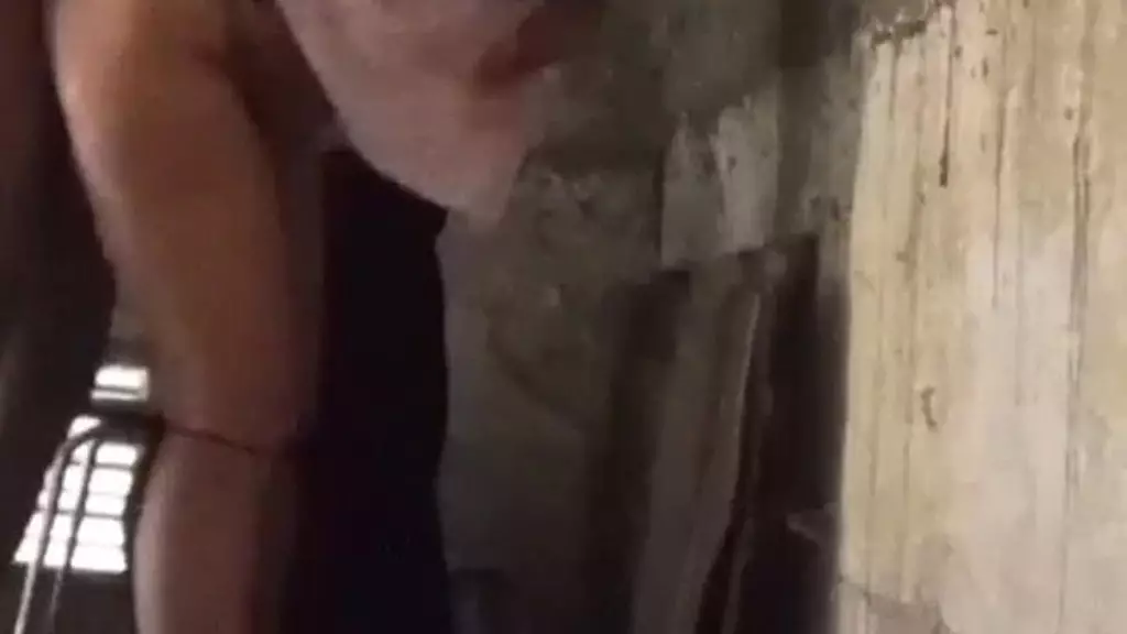 levrette avec un inconnu derriere