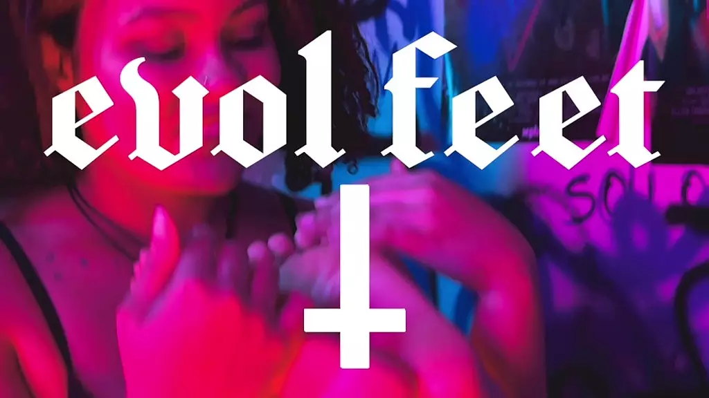 Поклонение ступням толстушки: лизание и сосание пальцев ног из взбитых сливок