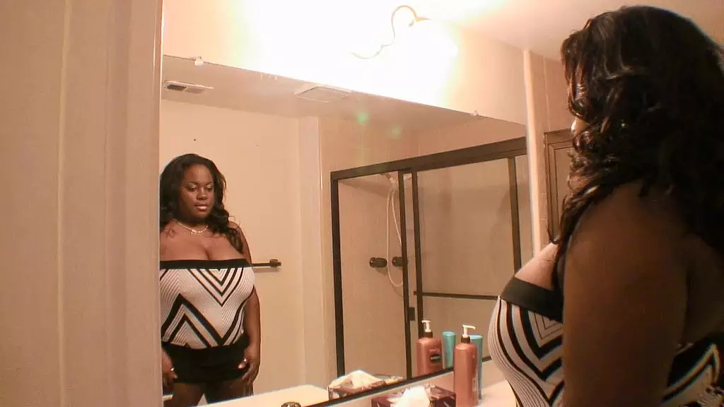 Белла Лучано позволяет парню кончить прямо в нее