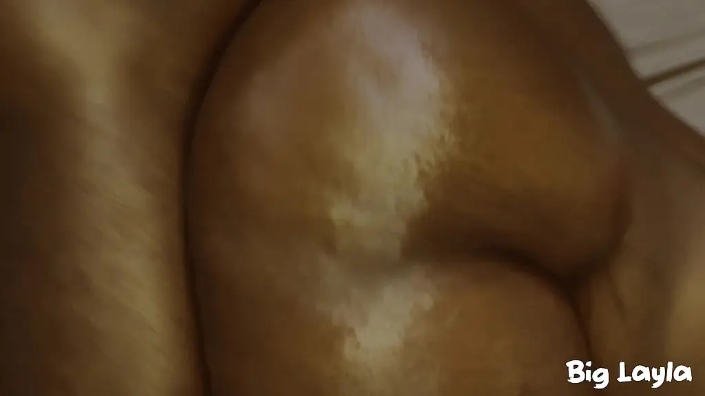 девушка с огромной попой трахает своего школьного товарища