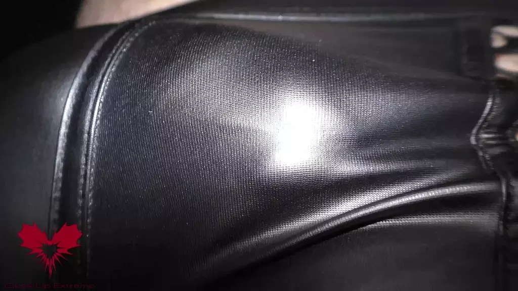 она трет пенис через трусики и открывает уретру