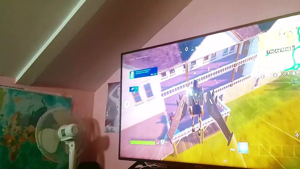 Ариэль Ортис удивлен, потому что его сводный брат в своей комнате играет на консоли. это оправдание, так как она ему давно нравится, поэтому они вместе играют в постели