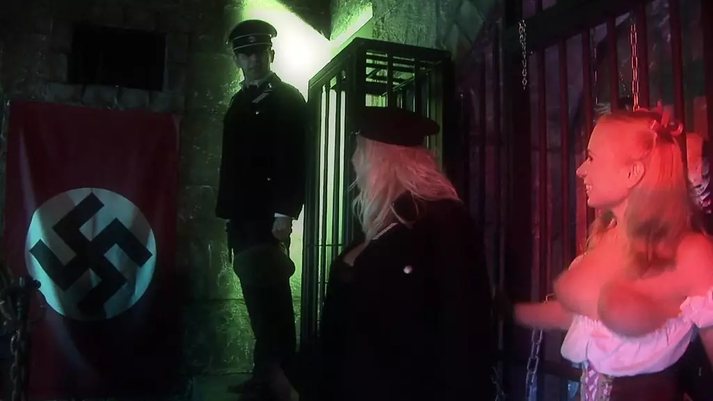 niki blonde трахает горячую полицейскую steliana и скачет на члене своего партнера для анала