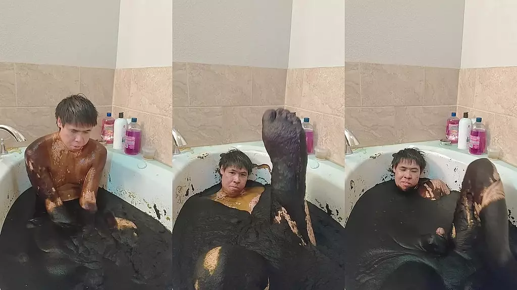 мгновенная грязевая ванна с видом от первого лица на мобильный телефон