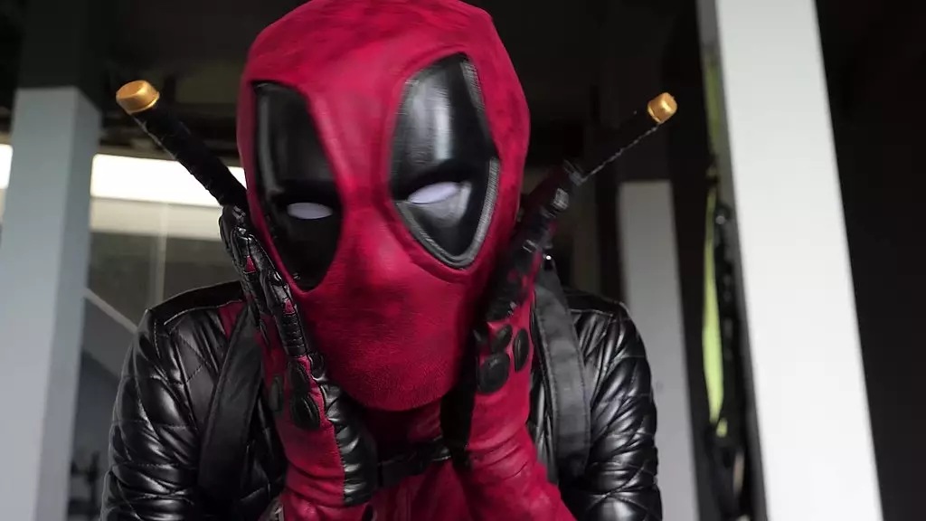 росомаха жестко трахает красотку дэдпул после страстного куннилингуса и кончает внутрь