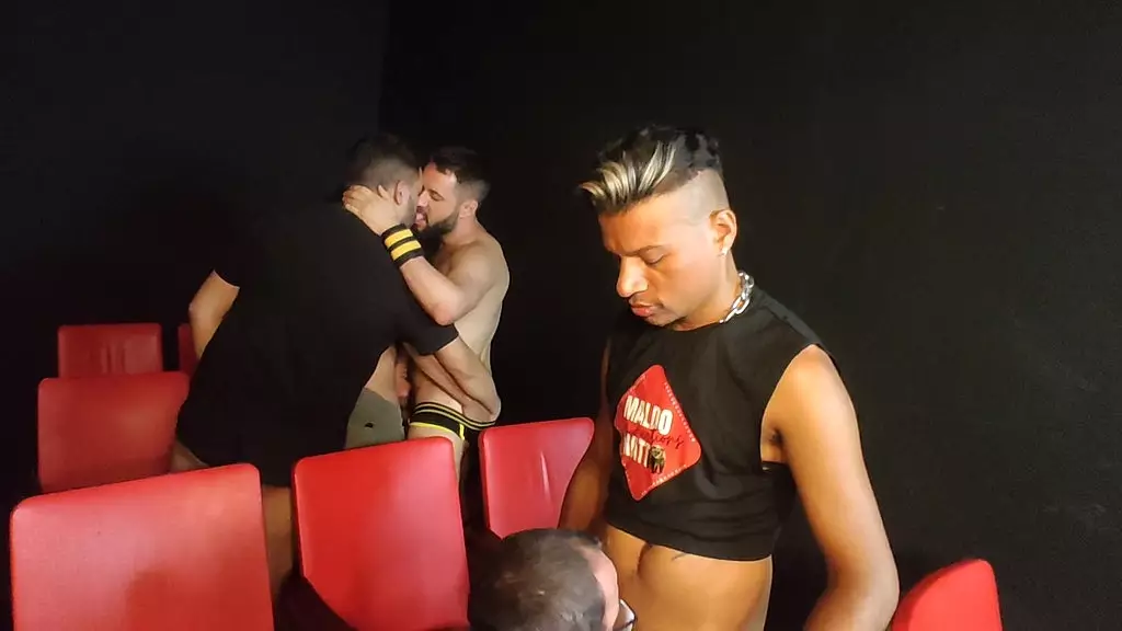 групповая организация между мужчинами в доме суруба для дома