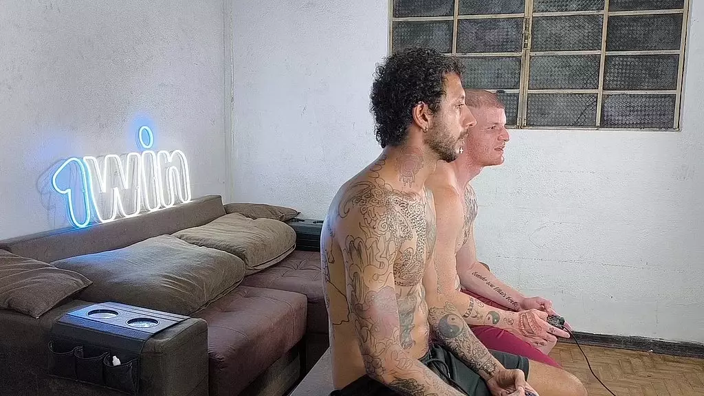 eu e meu amigo fodemos a mina dele ea amiga trans