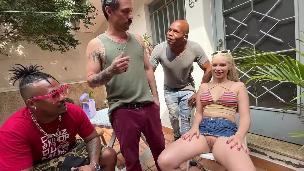 a loirinha com os amigos no churrasco centiu uma coceira no cu