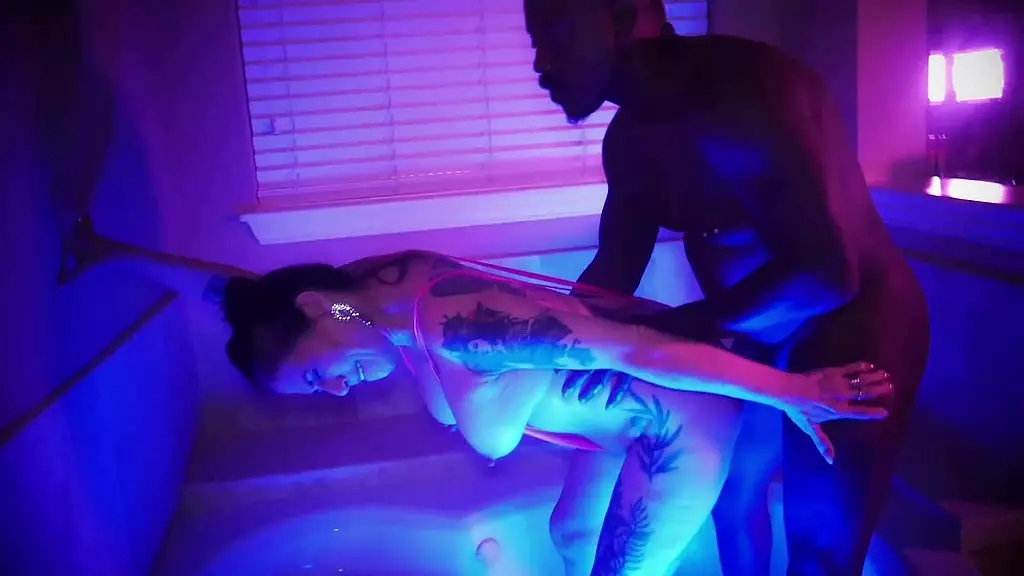 шалость в джакузи