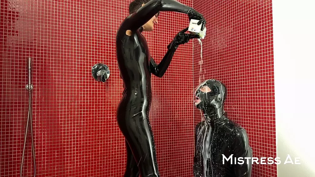 Веселье в душе в латексных комбинезонах - брызги, блеск и молочные игры