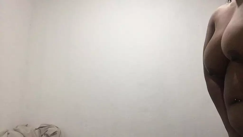 переворачивает и показывает мое бикини