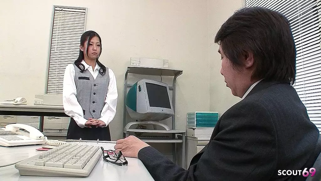 японская секретарша с идеальным телом соблазняет своего босса на секс со старым молодым рабом в неотцензурной ролевой игре в формате jav