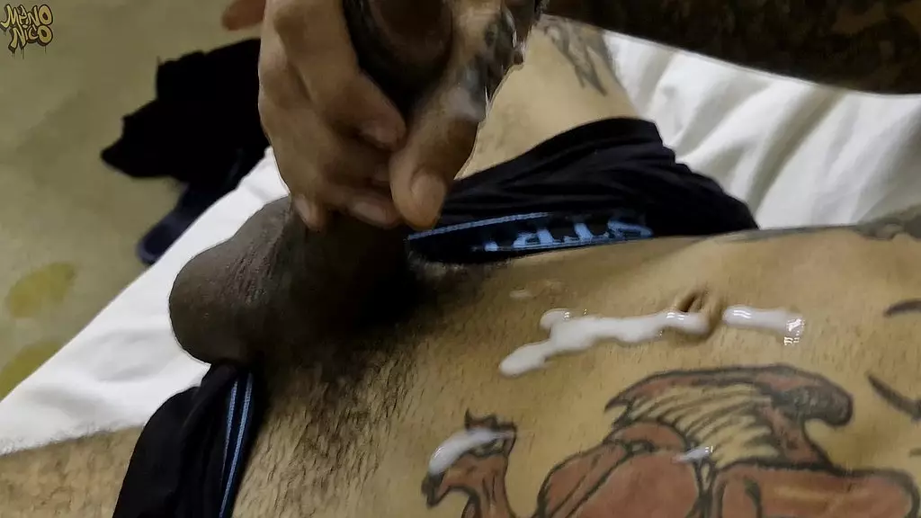 гостеприимная татуированная цыпочка с открытой киской ate jorrar leite