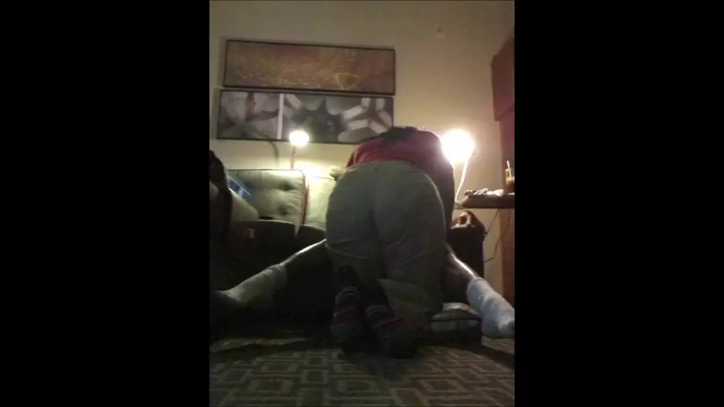 толстая цыпочка сосет большой член, вид сзади