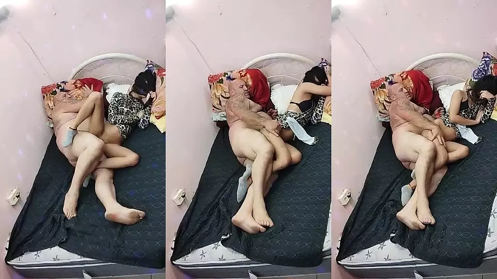 невеста и застенчивая девушка, которая, как и прежде, обожает трахаться в киску, и открывает ей дорогу, чтобы увидеть это