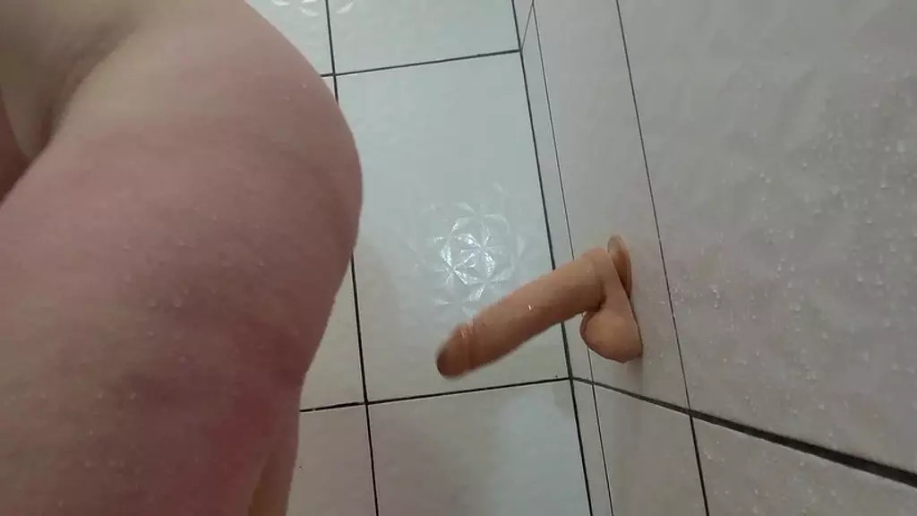 ex namorada tomando banho e enfiando o consolo grosso para gozar muito! sophie helenass