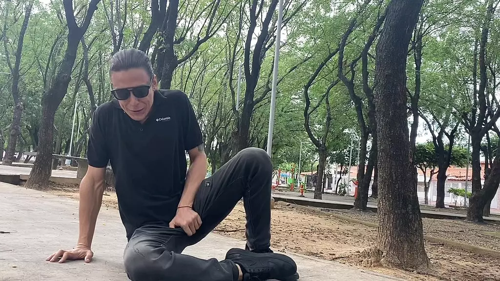 vecina latina examina una picadura de abeja