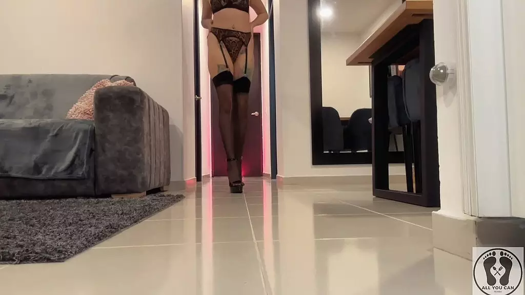 сексуальный парад, ходьба на высоких каблуках, чёрные чулки, позирование