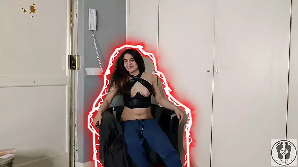 домашний грабитель получил удар током от ануса на стуле