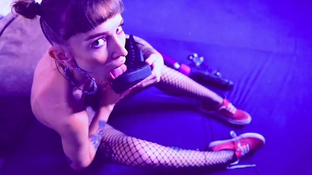 я могу заставить тебя кончить с помощью моих кроссовок Vans