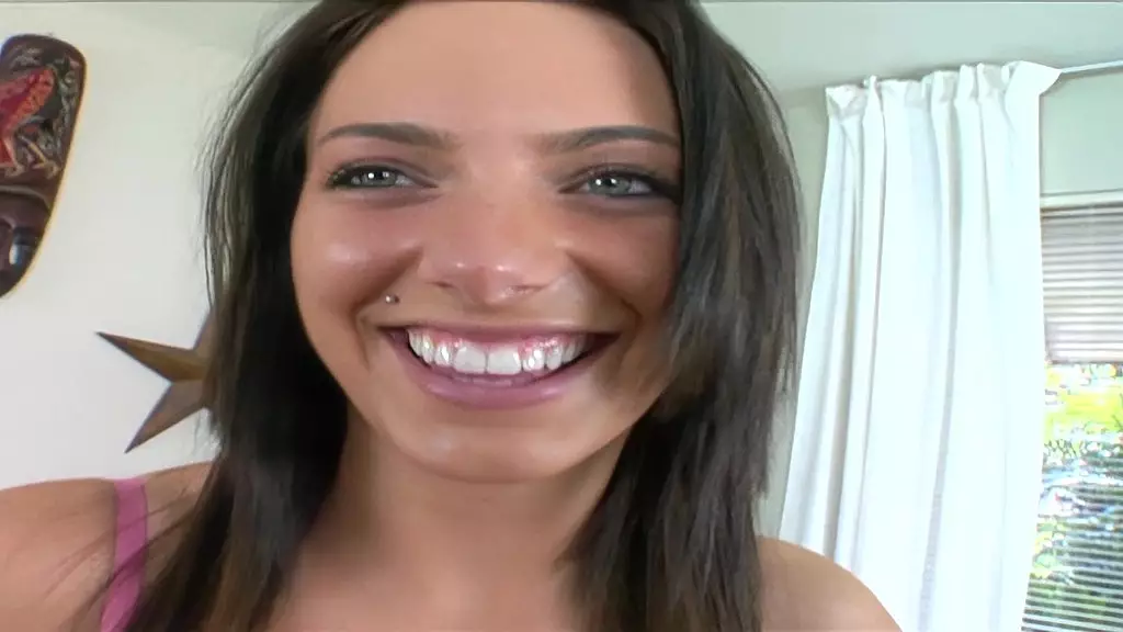 Эта шикарная красотка проколола себе язык, чтобы лучше делать минеты