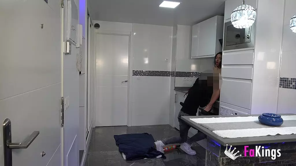 18-летняя девушка хочет стать порнозвездой! Как она это делает? Трахается с ремонтником и снимает это на камеру!