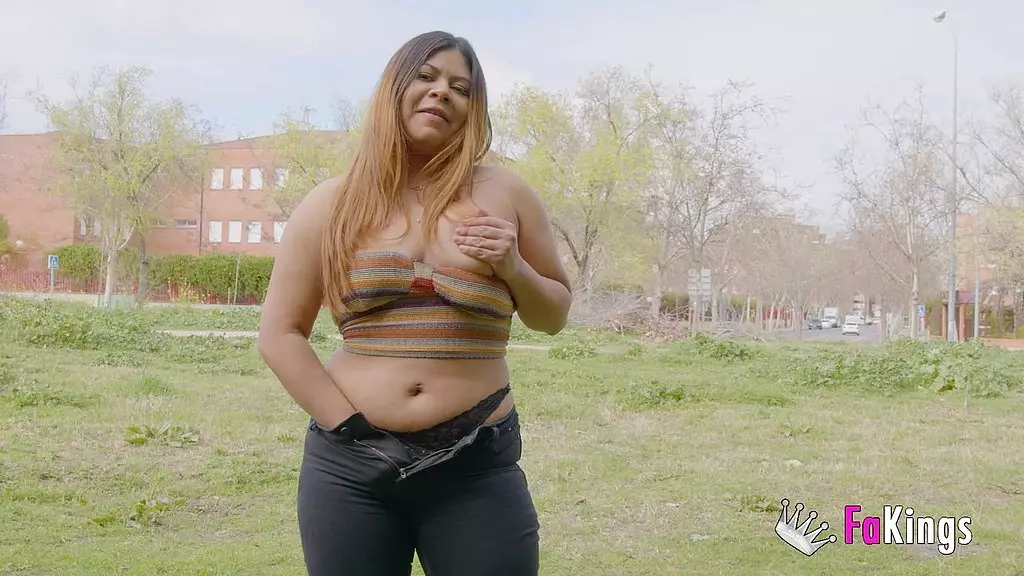 королева района: yiyi показывает нам свои любимые места и жестко трахается!