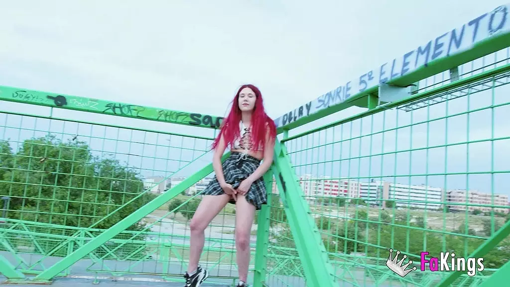 19-летняя юная ворона показывает себя на публике у себя дома, чтобы стать королевой секса!